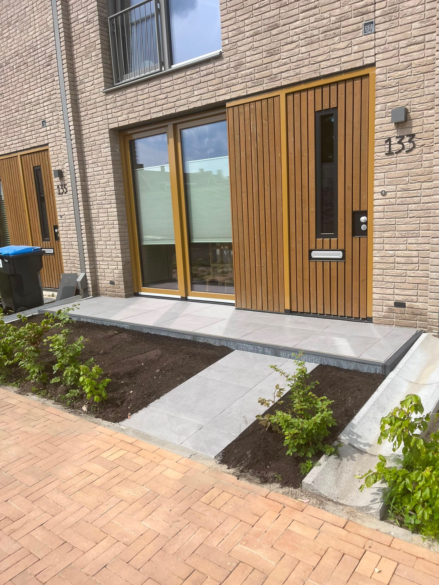 Voortuin met keramisch terras & border