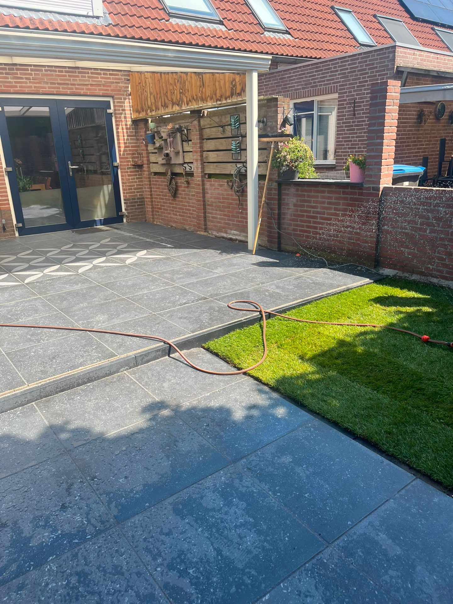 Terras met sierpatroon & natuursteen tegels