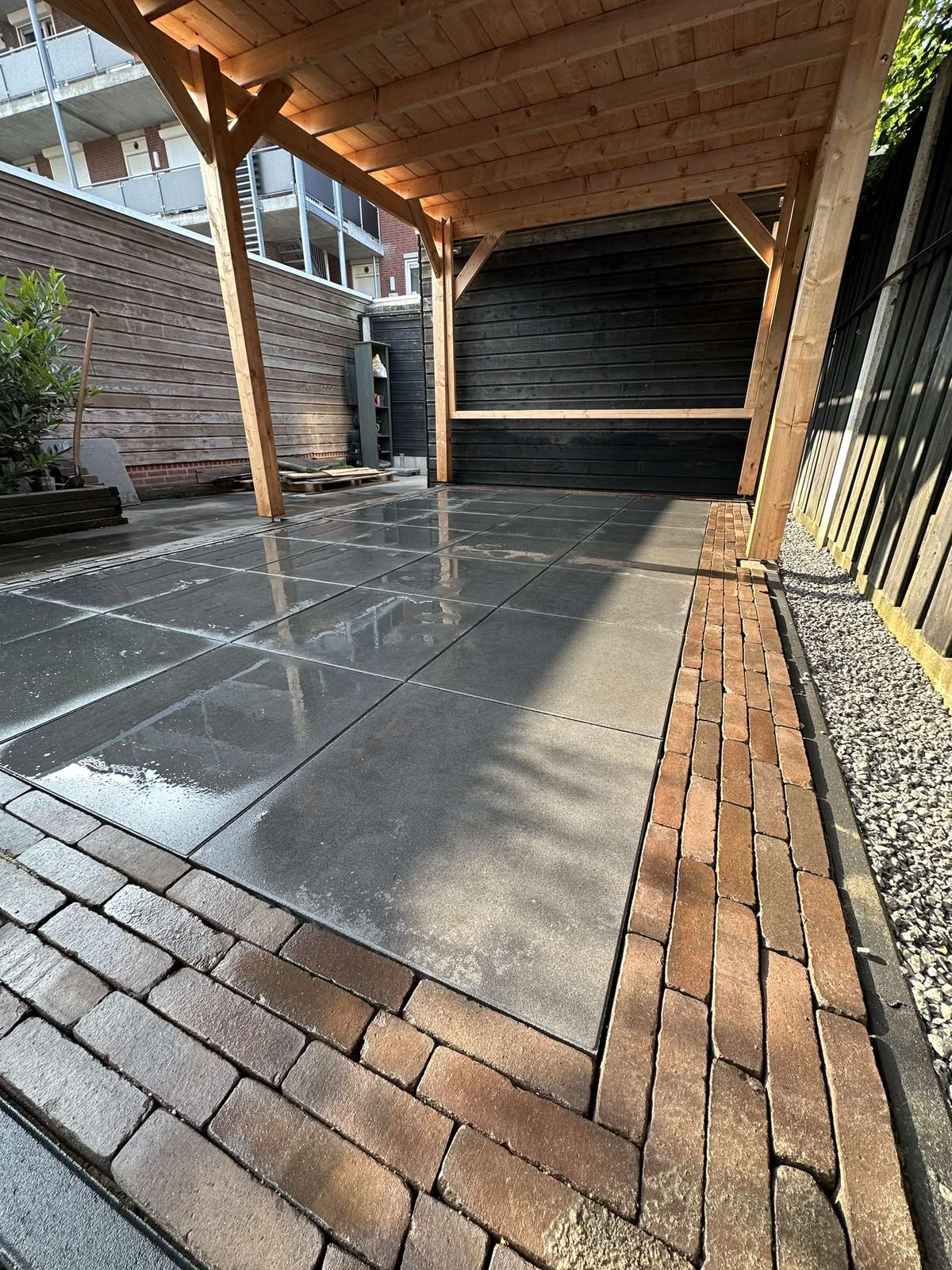 Overkapping met keramisch terras & klinkerrand