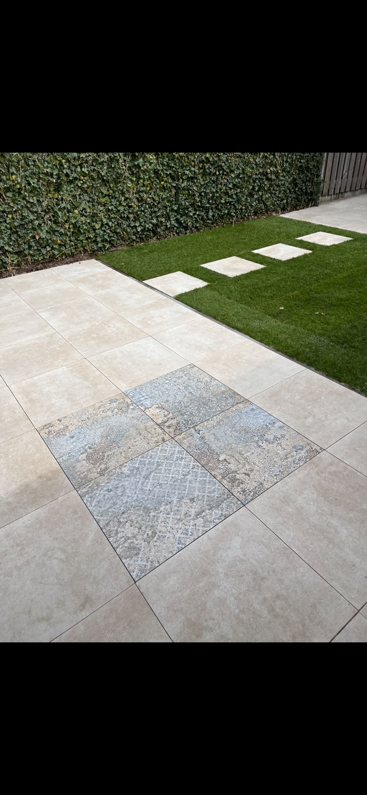 Natuursteen tegels met tapijt-detail & stapstenen