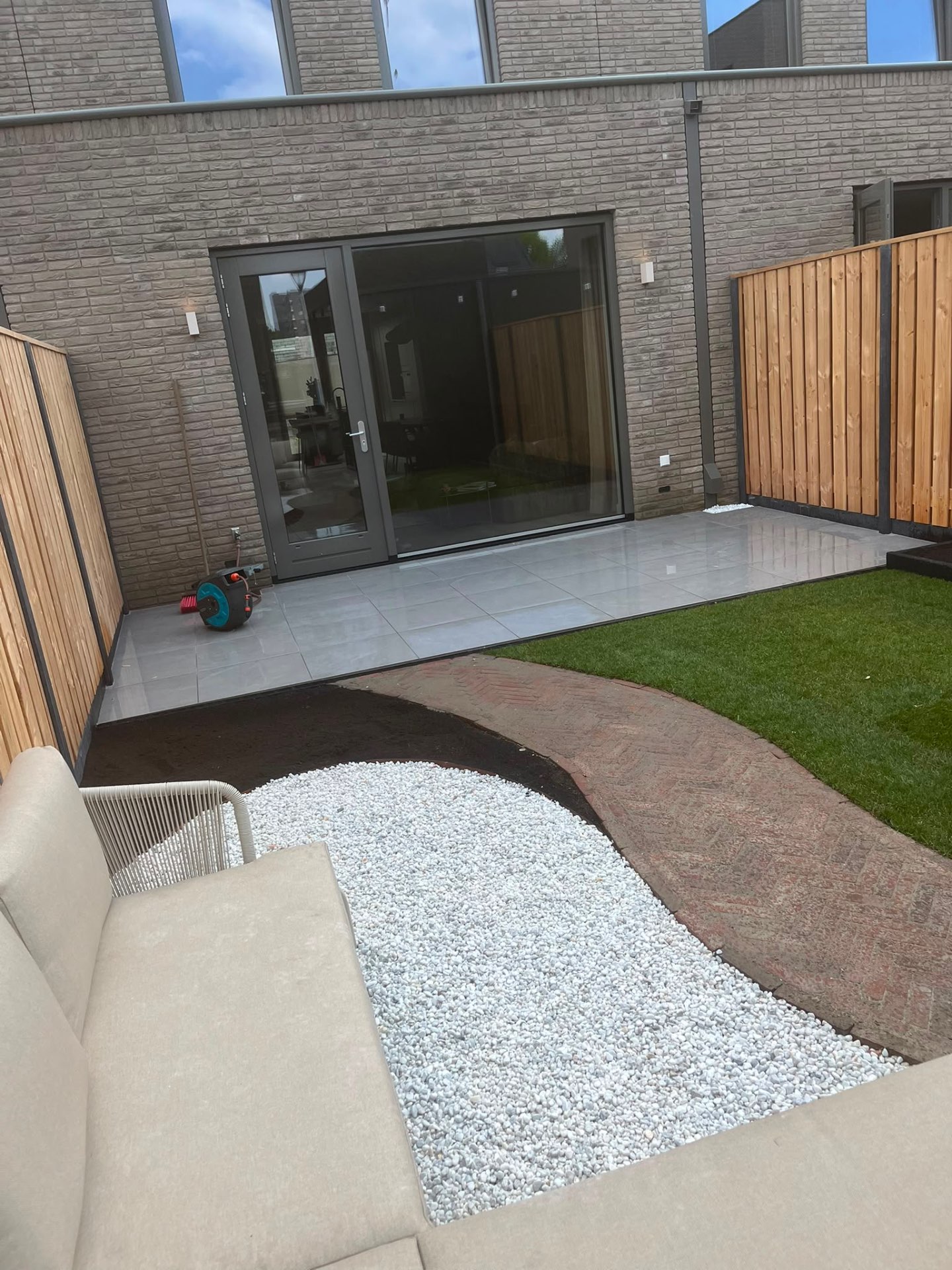 Nieuwbouwtuin met keramisch terras & grindborder