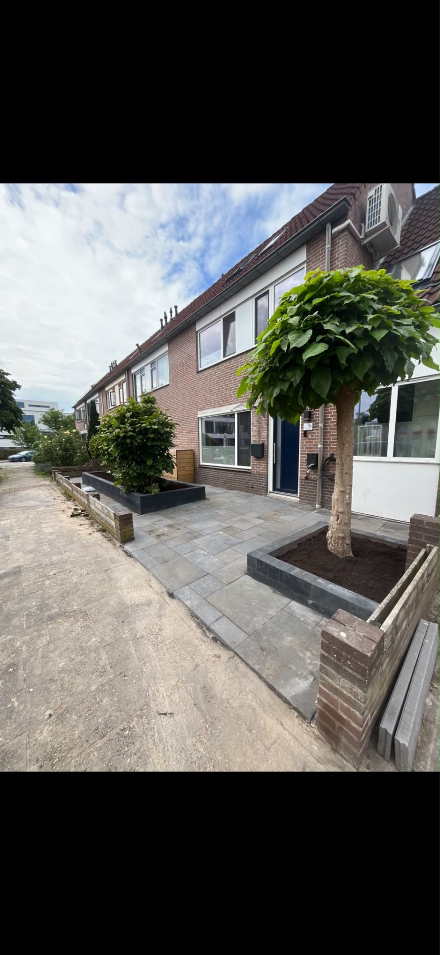 Voortuin met plantenbakken & sierbestrating