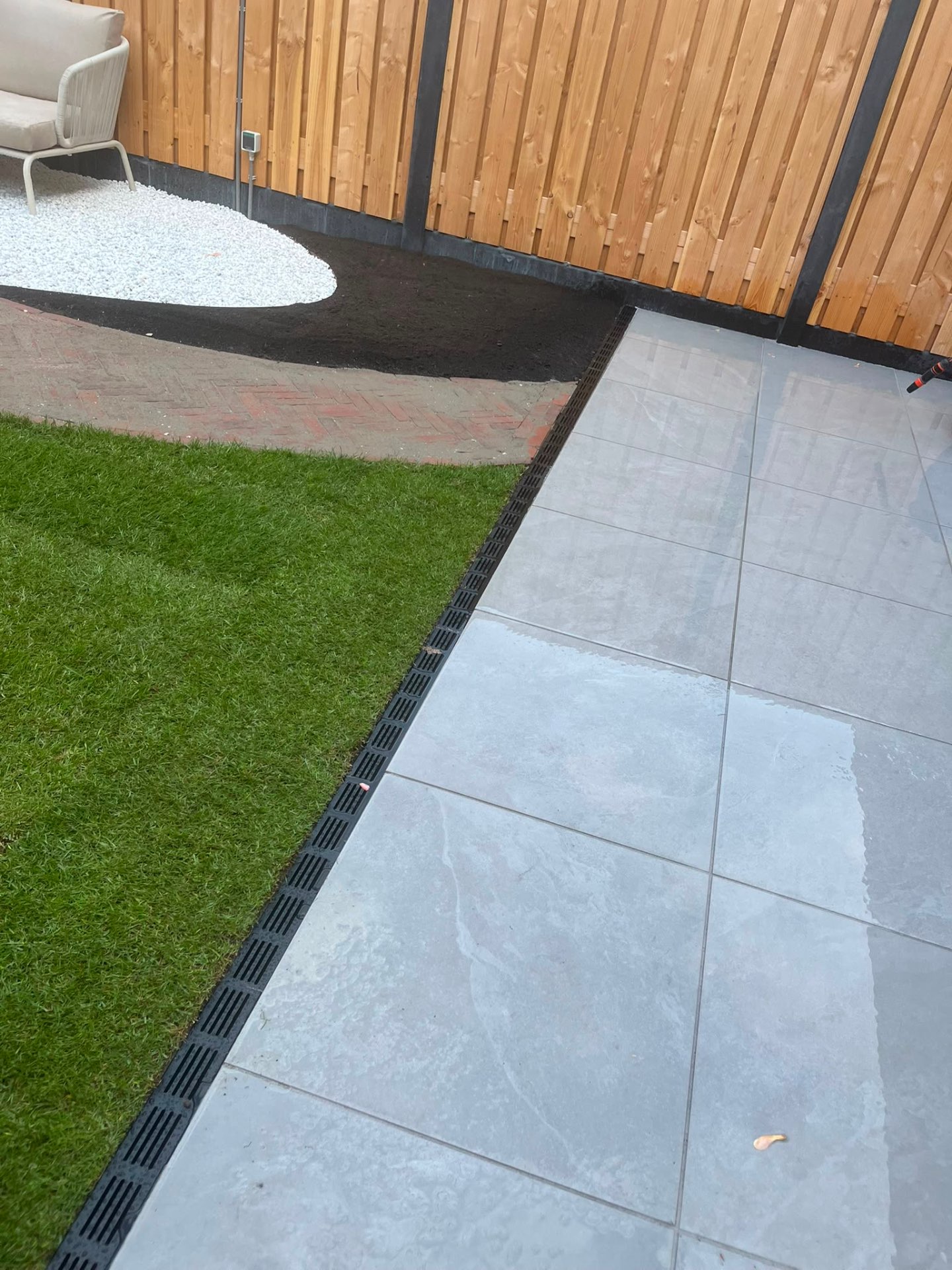 Terras met afwatering, kunstgras & grindborder