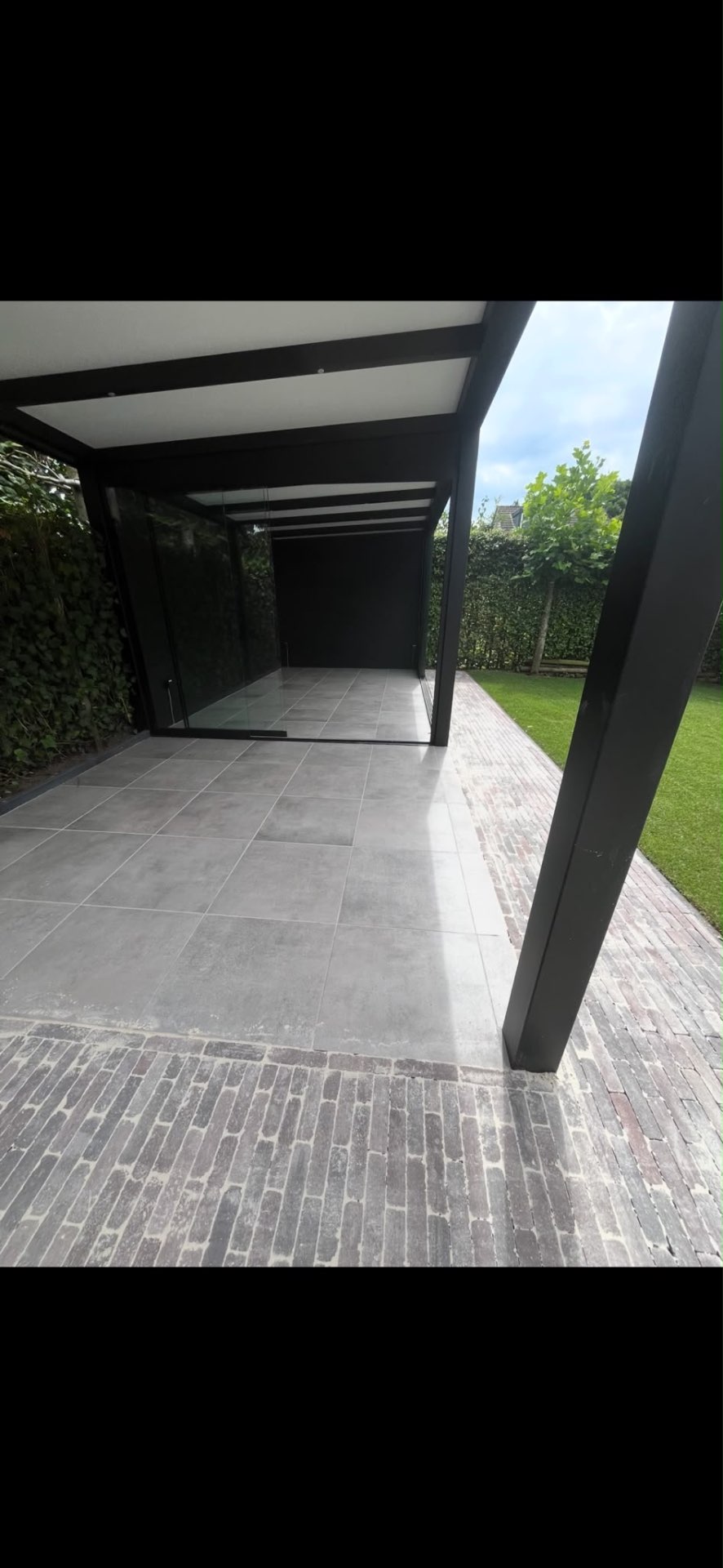 Detail overkapping — keramische tegels & natuursteen