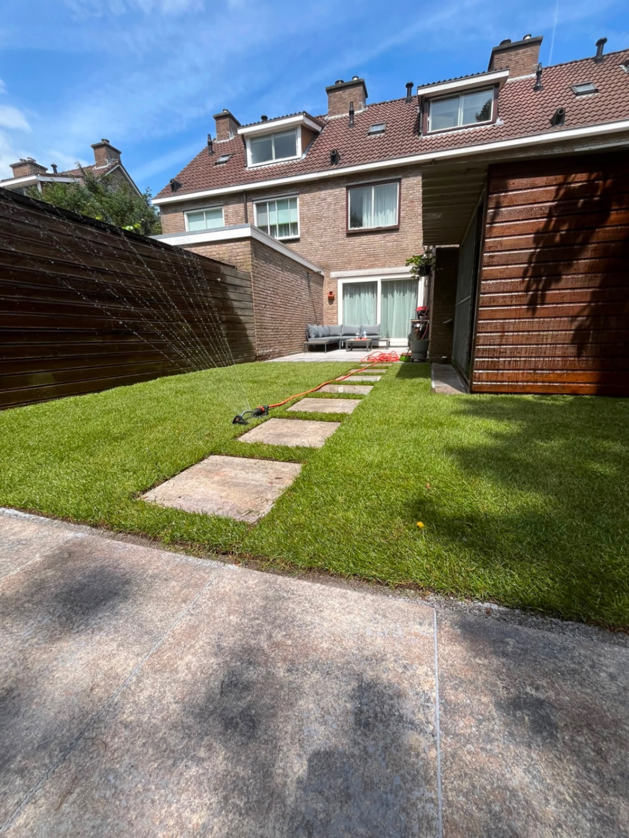 Kunstgras met natuursteen stapstenen