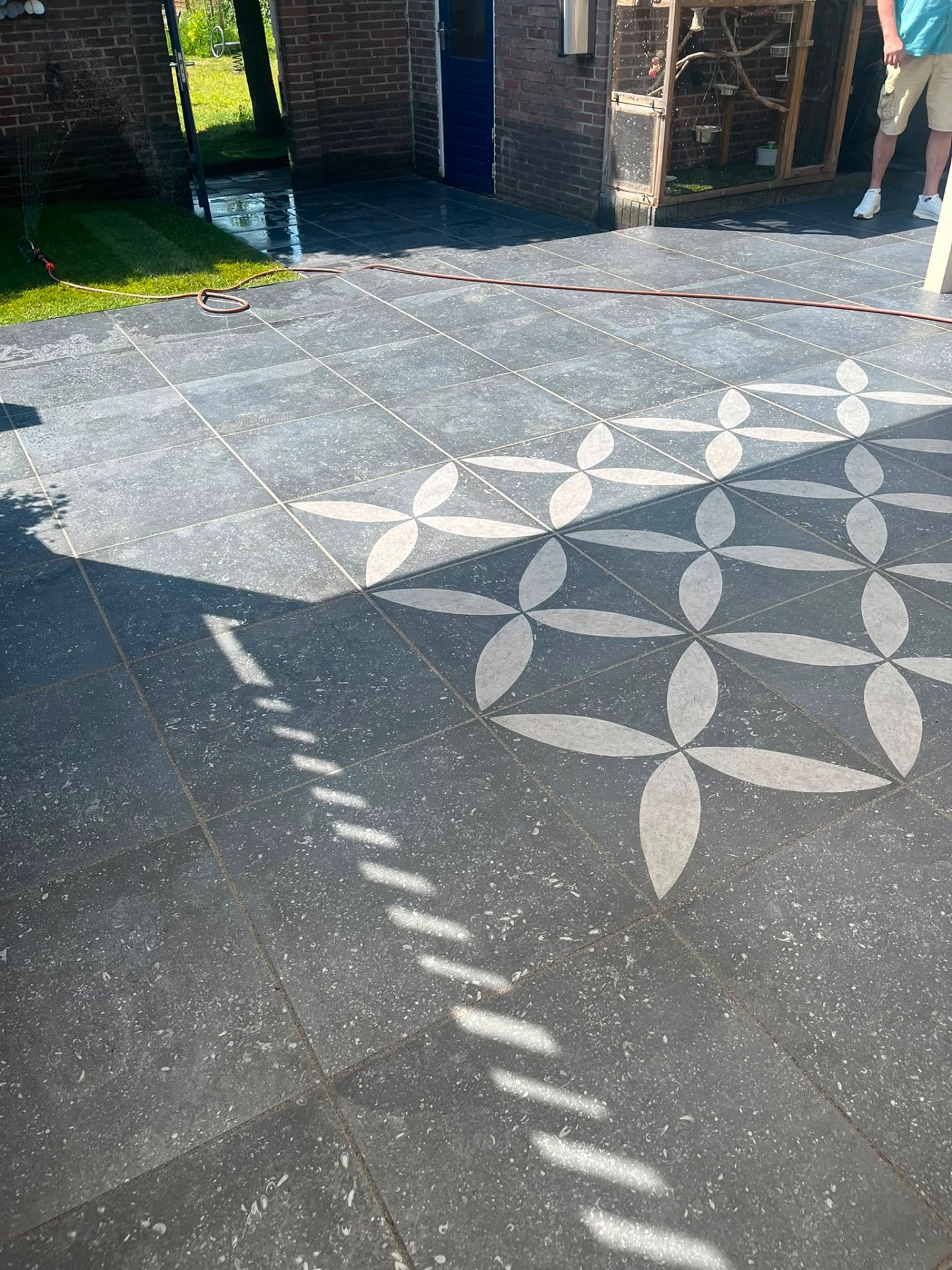 Detail terras met bloemmotief sierbestrating